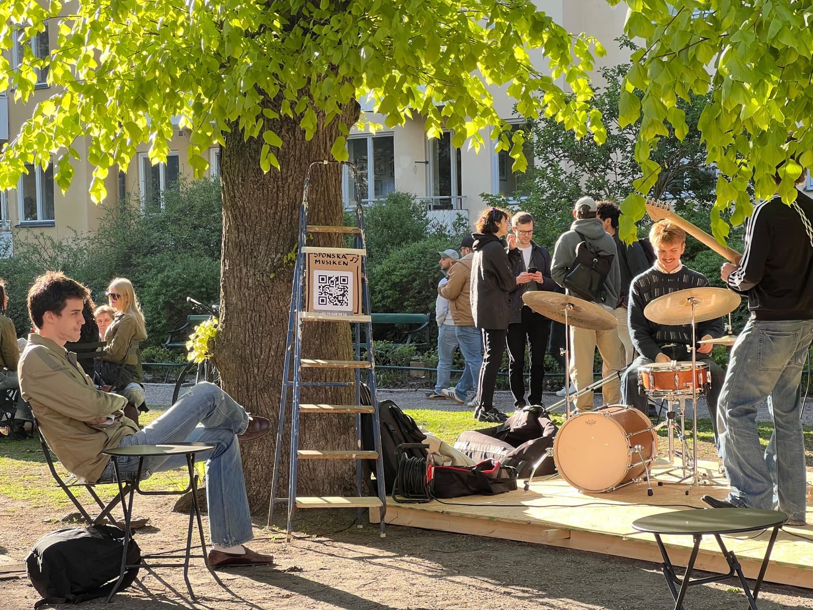 Jazzmusiker spelar vid glasskiosken