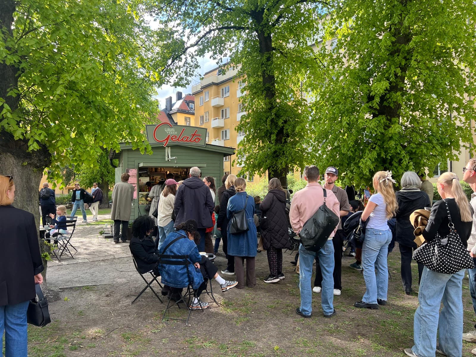 Besökare köar vid Capanna Verdes gelatokiosk i parken