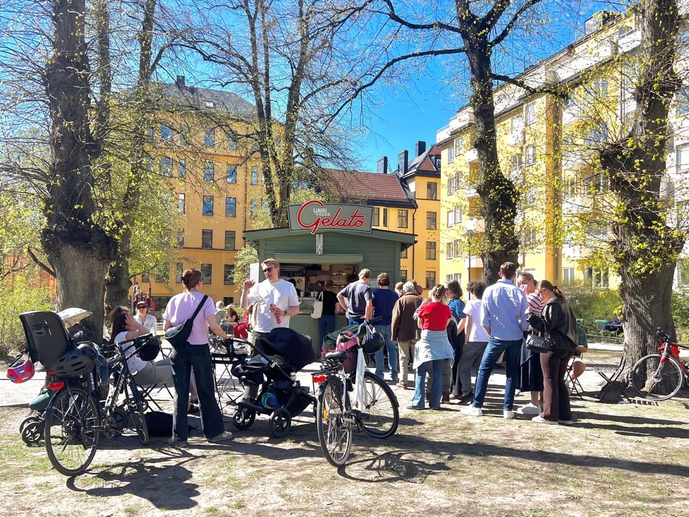 Besökare köar vid Capanna Verdes gelatokiosk i parken
