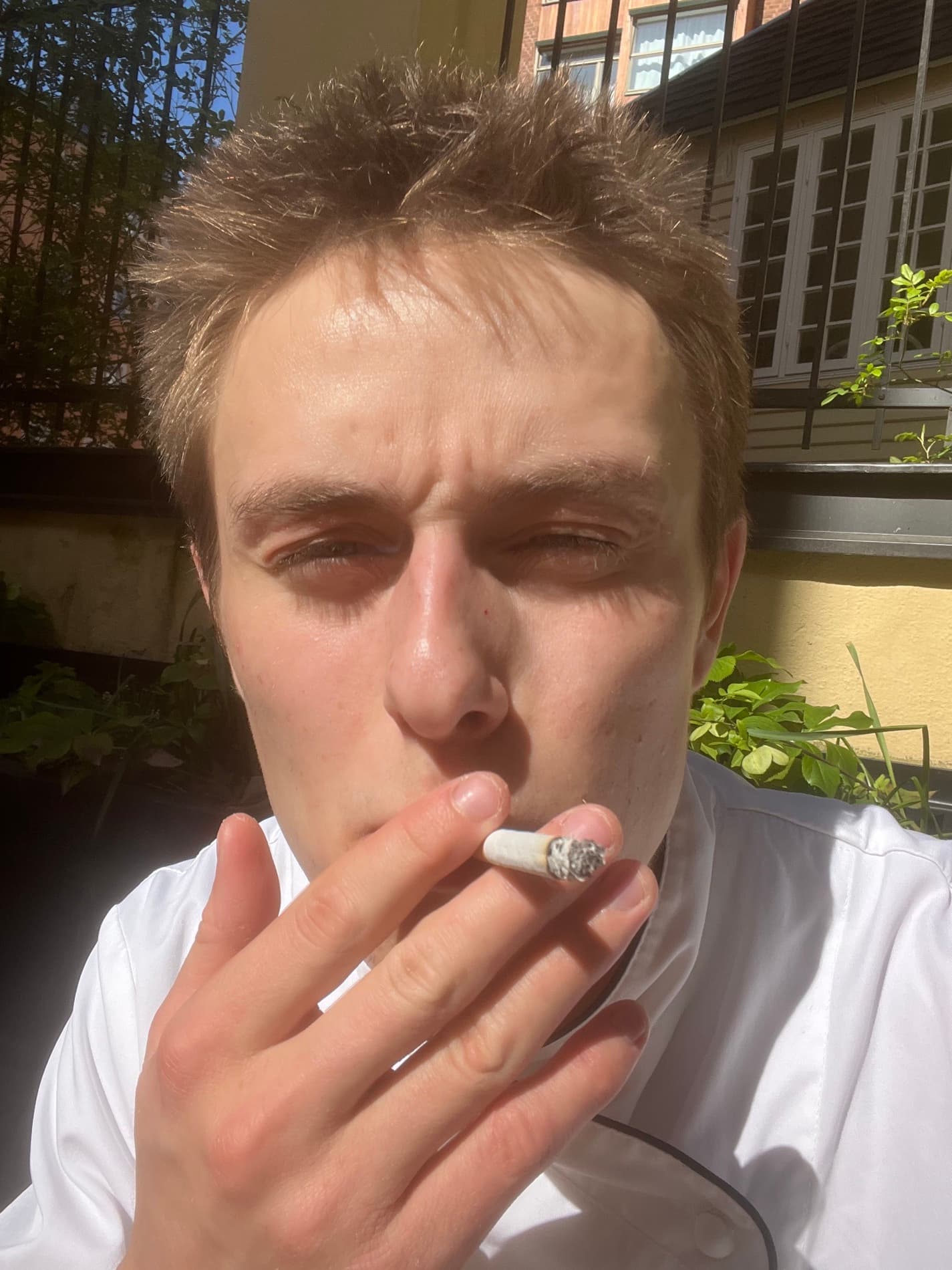 Sixten njuter i solen vid glasskiosken