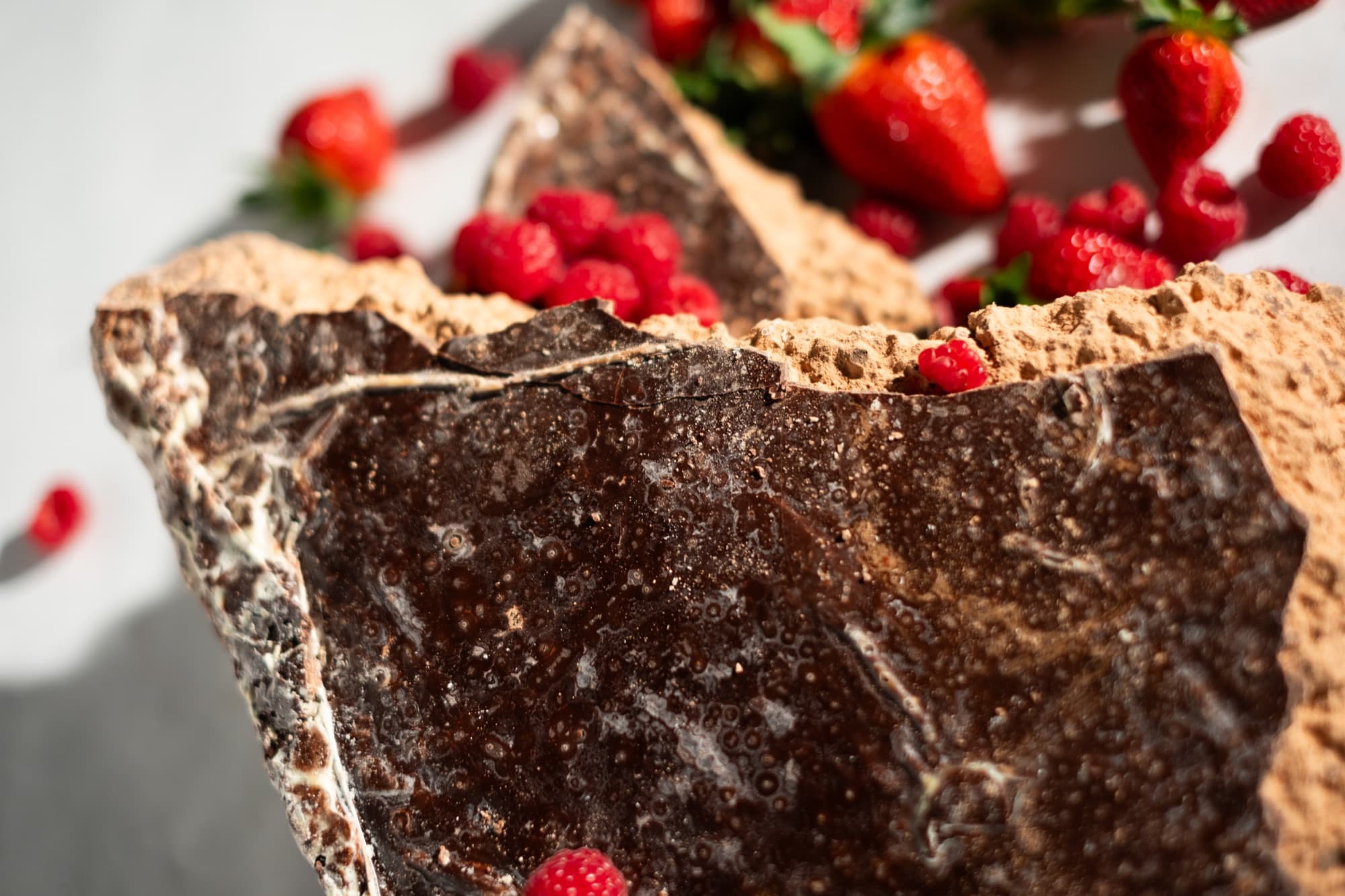 Kakaoråvara med jordgubbar och hallon för gelatoproduktion
