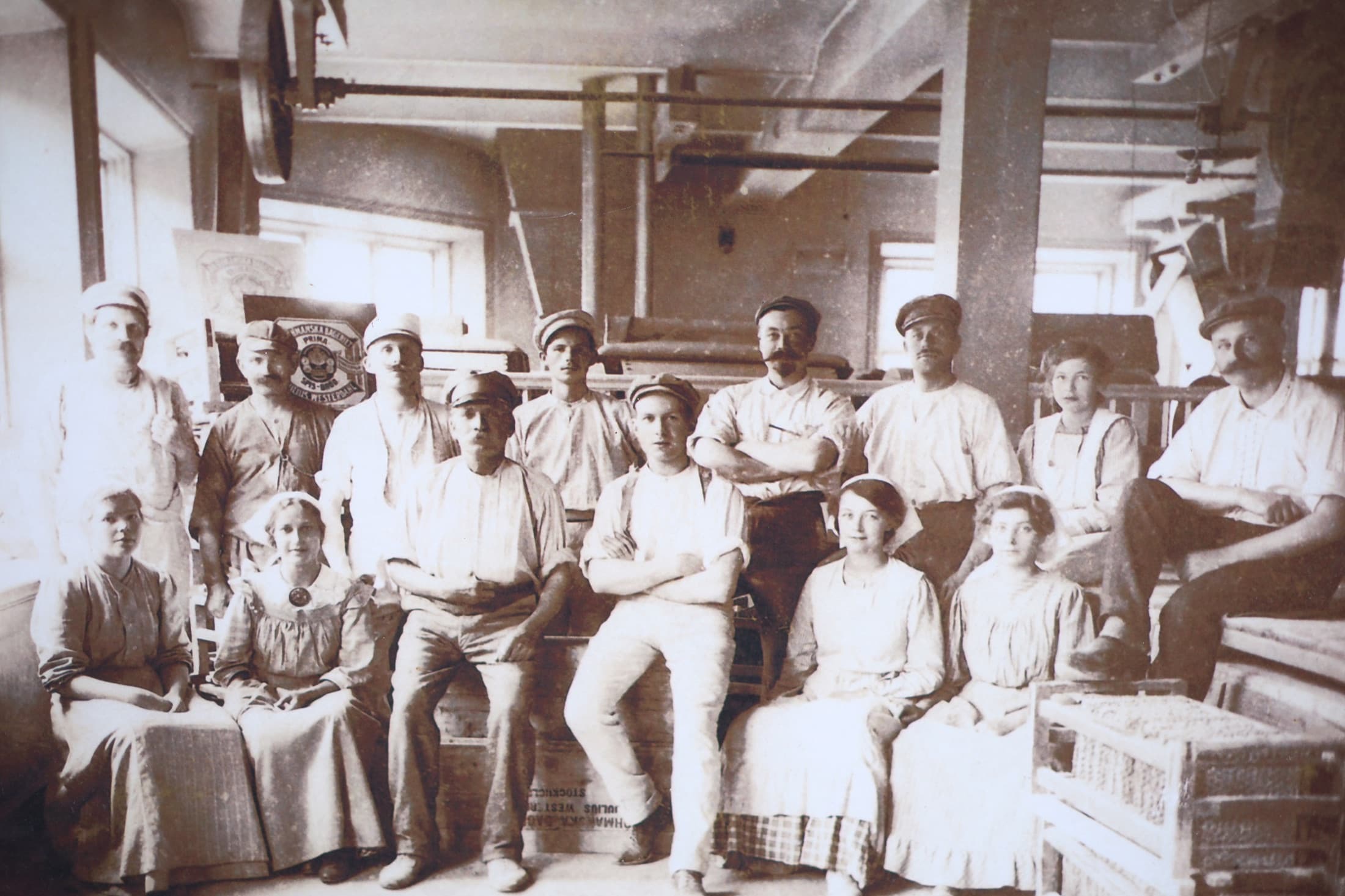 Historiskt fotografi från Öhmanska bageriet med familj och bagare